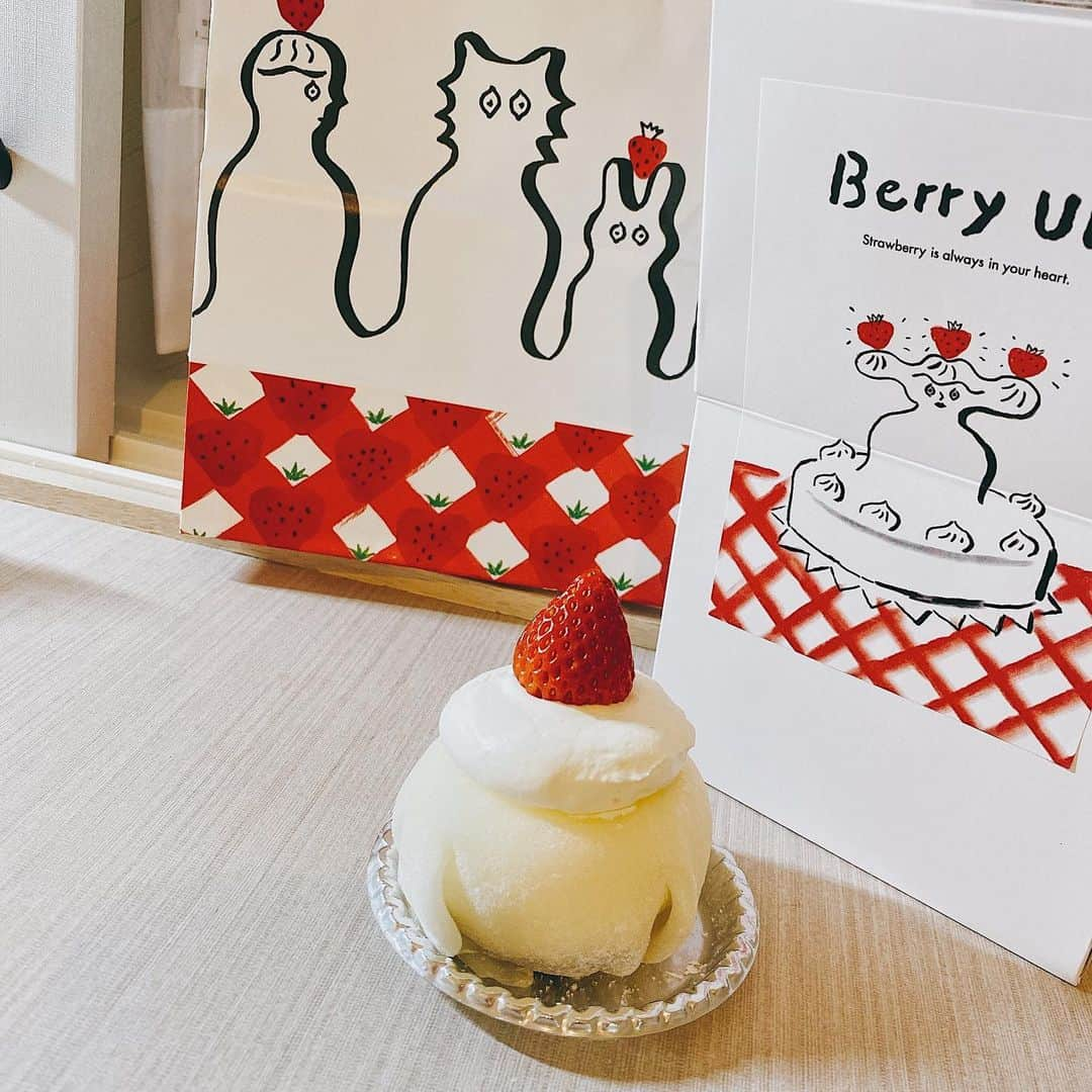 奥原ゆきのさんのインスタグラム写真 - (奥原ゆきのInstagram)「クリスマスケーキと見せかけて実はいちご大福🍓🍓😋 大福だけど、クリームとかいちごの餡が入ってて美味しかった😍  #アーカイブ   #berryup #いちご大福 #いちごスイーツ #いちご大福専門店 #大福 #表参道カフェ #表参道スイーツ」12月27日 7時51分 - yukino_okuhara