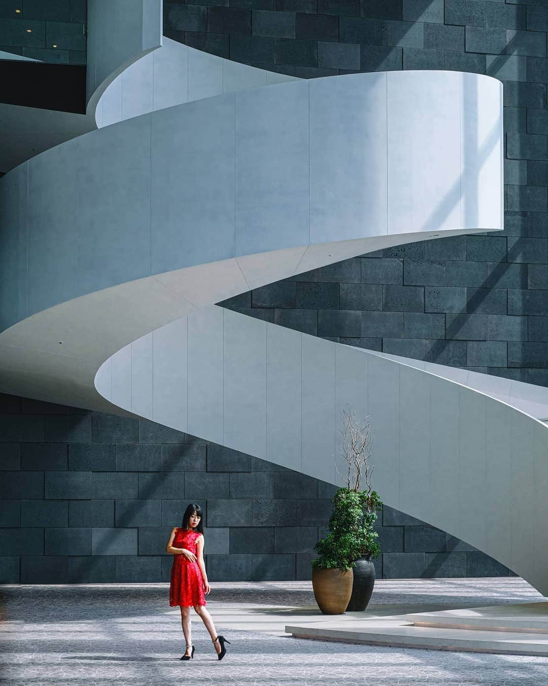 高橋さくらさんのインスタグラム写真 - (高橋さくらInstagram)「* * 道  * *  ふくしまさんの構図美にうっとり♥ 螺旋階段もすてきだけど、光の影が本当にうつくしい。 いまは行けない大阪。。。 また行きたいなあ  #赤 #建物 #階段 #コンラッド大阪  #光 #影 #ポートレート #カメラマン #モデル #撮影 #女性 #風景 #かずさん写真部  #構図 #黒髪」12月27日 7時54分 - sakulav214