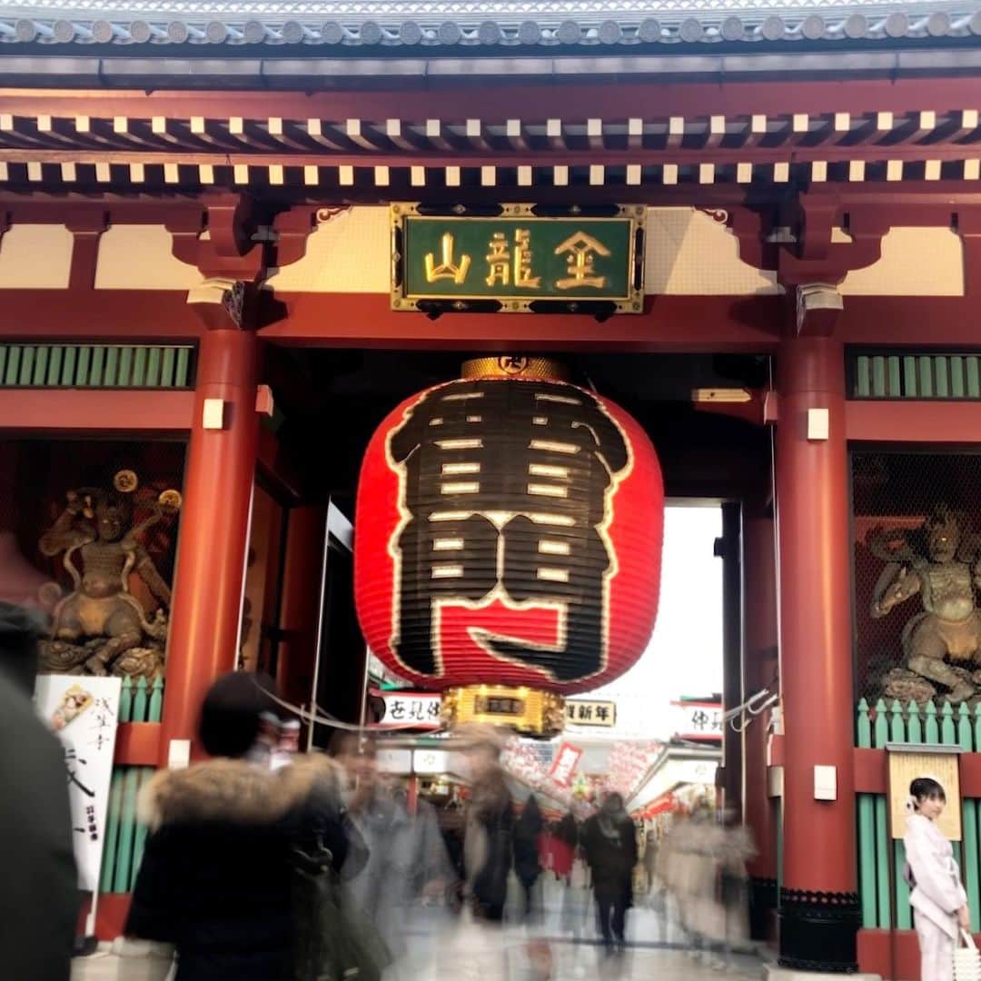 岡田育のインスタグラム：「My last theatregoing in 2020 was “I’ll Be Home For Christmas” at Asakusa Kyugeki. At that day I was so in the mood for Christmas but the photos I took on street was quite not. 🚶🏻🎄🎍🏮🎍🎄🚶🏻 . モン！ 誘われて『I’ll Be Home For Christmas』Coupleバージョン観に行きました。 #沙央くらま #舞羽美海 #Takayuki #菅野こうめい とても素敵なミュージカルだったけど、当日撮った写真にまるでクリスマス感が無い。 . #asakusa #浅草 #浅草雷門 #illbehomeforchristmas #christmasmusical #浅草九劇 #kyugeki」