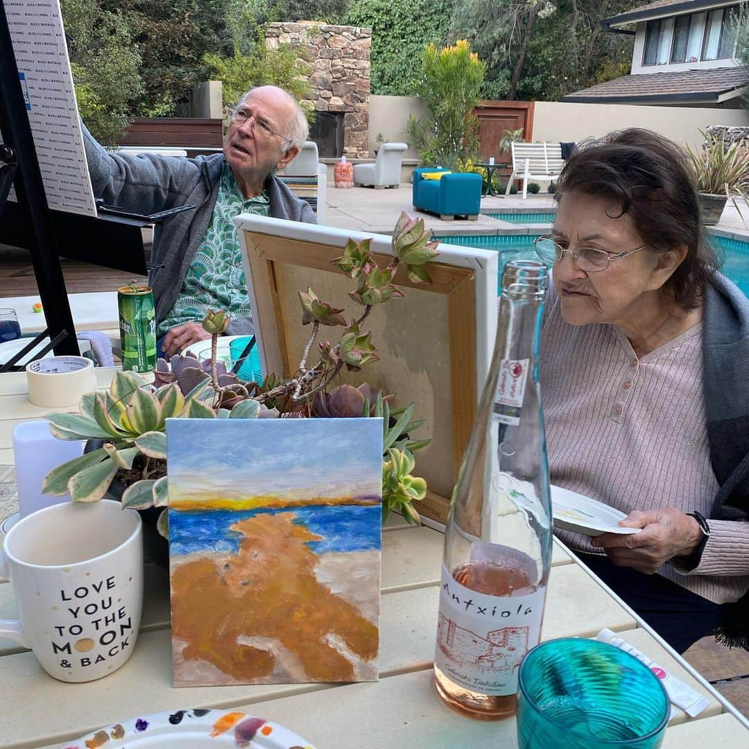 テリー・ハッチャーのインスタグラム：「I said “Hey let’s paint by the pool” My mom said “Im not an artist” I said “Mom you don’t have to be good to enjoy doing something”. She said “okay” CUT TO:  Hatcher crafting post holiday relaxation. So fun. No judgements. Try new things. So grateful to be safely at home with mom and dad. #wine #art #music  @getariakotxakolina_do」