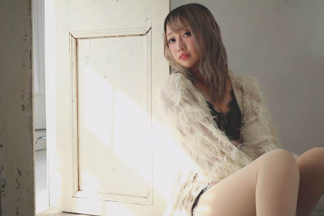 若月雅のインスタグラム：「【 #smooth撮影会 ／ #個人撮影 】 . . 自然光こだわりました✨ レタッチ上手く出来た気がする！  ありがとうございました😊✨ . #被写体モデル  #自然光 #アンニュイ #ルームウェア女子  #白」