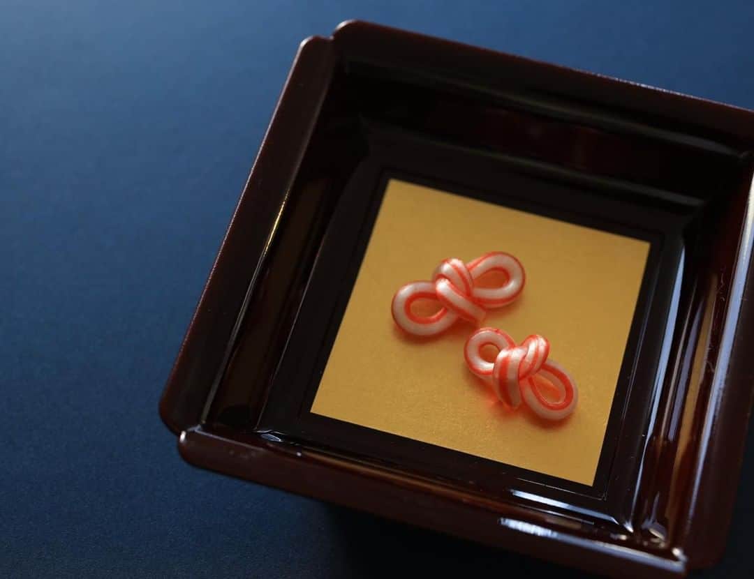Toru Tsuchieさんのインスタグラム写真 - (Toru TsuchieInstagram)「今日の和菓子は有平糖で作った #千代結 です。 撮影用に制作しました。  有平糖で千代結を作ると思い出すのが 数年前に廃業されその後お亡くなりになった 松江の向月庵の松田さんに 「飴の作り方を教えてあげるからおいで」と声を掛けていただき 実際に教えてもらって食事もご馳走になった事です。 で、作れるようになったかと言えばそうでもないのですが 作れるようになるきっかけにはなりました。  バリバリの現役時代のことはわかりませんが とても優しいおじいさんでした。 僕にはいろんな師匠がいます。  フェイスブックページのいいね！もよろしくお願いします。 https://www.facebook.com/shishisu/ I would like a job request from you. Today's wagashi is #Infinity with #candy . The sweets I've made for the shooting. #福泉堂  #和菓子  #出雲 #無限 #ご縁 #思い出 #photooftheday #цветок #アルバイト募集 #แดงเข้ม #干菓子 #カメラ好き」12月27日 8時14分 - choppe_tt