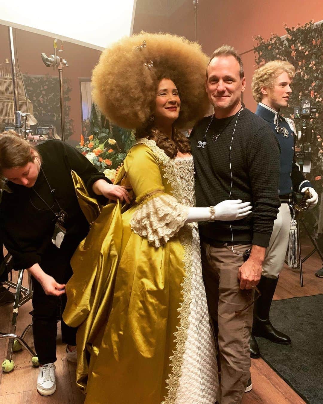 トム・ベリカのインスタグラム：「All hail the Queen! The one and ONLY @goldarosheuvel SO talented and a barrel of laughs. #directorsPOV @bridgertonnetflix #bridgertonnetflix」