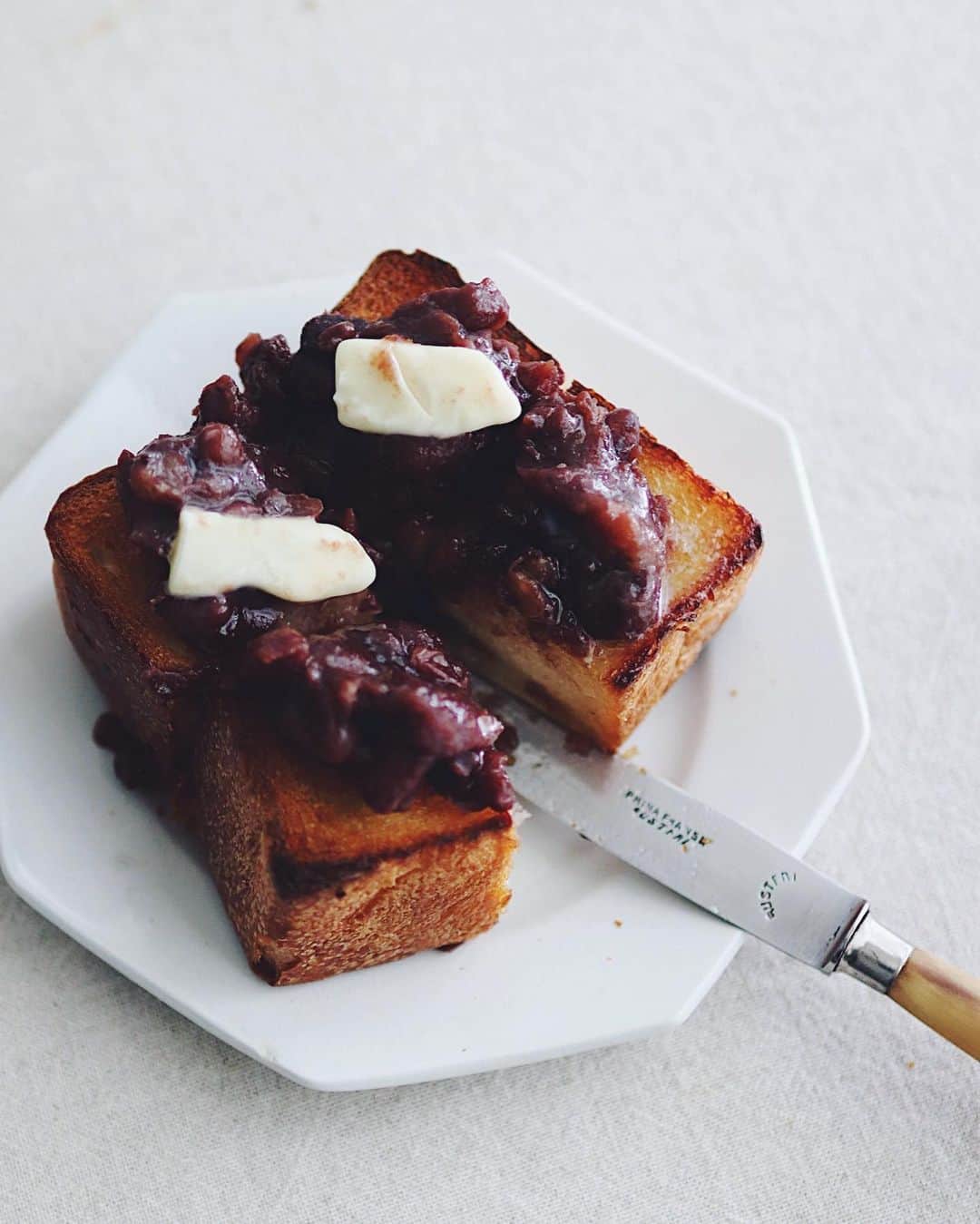 樋口正樹さんのインスタグラム写真 - (樋口正樹Instagram)「Anko butter toast . 朝はあんバタトースト。 パンドミの端っこ使い 厚めにトーストしたら、 しっかり甘いあんこと 有塩発酵バターのせて。 . . #あんバタ #あんバター #あんバタートースト #パンドミ #あんこ部 #大納言小豆 #あまくておいしい #toastgram #toastsforall #ankobutter」12月27日 8時22分 - higuccini