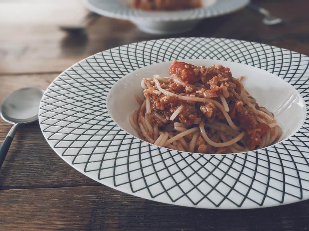 藤田敦子のインスタグラム：「ㅤ 【#blendakitchen 】 Lunch ✔︎グルテンフリーオムニミートソースパスタ ㅤ 料理をするという行為は わたしにとってとてもストレス発散になる。 仕事が「ずーっと続いていくこと」をしているので 達成感を得にくいところがあるんやけど それに対して料理は「出来上がり」があるので とても達成感を得やすい。 ㅤ 2020前半はわたしにとって、 しっかりキッチンで料理できる時間があって とても充実していたのだけれど 後半はありがたいことに 家でご飯作ることがままならず、作っても1品、2品。 そうすると、たまに作るときの要領も どんどん悪くなるのよね😭 ㅤ あんなにできてたのに、なんて悲しくなることも多々。笑 こんな気持ちになるんじゃあ意味ない！と思い、 最近は料理することを諦めてました。 #blendakitchen もしばし休業。 料理できる時間のゆとりを作れるか、は 私の精神的な部分のバロメーターでもあることが よくよくわかりました。 ㅤ 年末年始で色々溜まった仕事もリセットして 2021年はまた料理を楽しめるようになりたいなぁ。 ㅤ 直近の料理はこれでしたもん。パスタOnly。 めちゃくちゃ美味しかったけどね😉🤤 玉ねぎをみじん切りしてしっかり炒めて @alishanorganic のオムニミートと トマトピューレ、パプリカを入れ アリサンの野菜コンソメ、あとはデーツシロップや ウスターソース、ケチャップで味整えて完成。 簡単なのに美味しいよー💕 (おうちではお肉一切使いませんが お外ではいただいてます)」