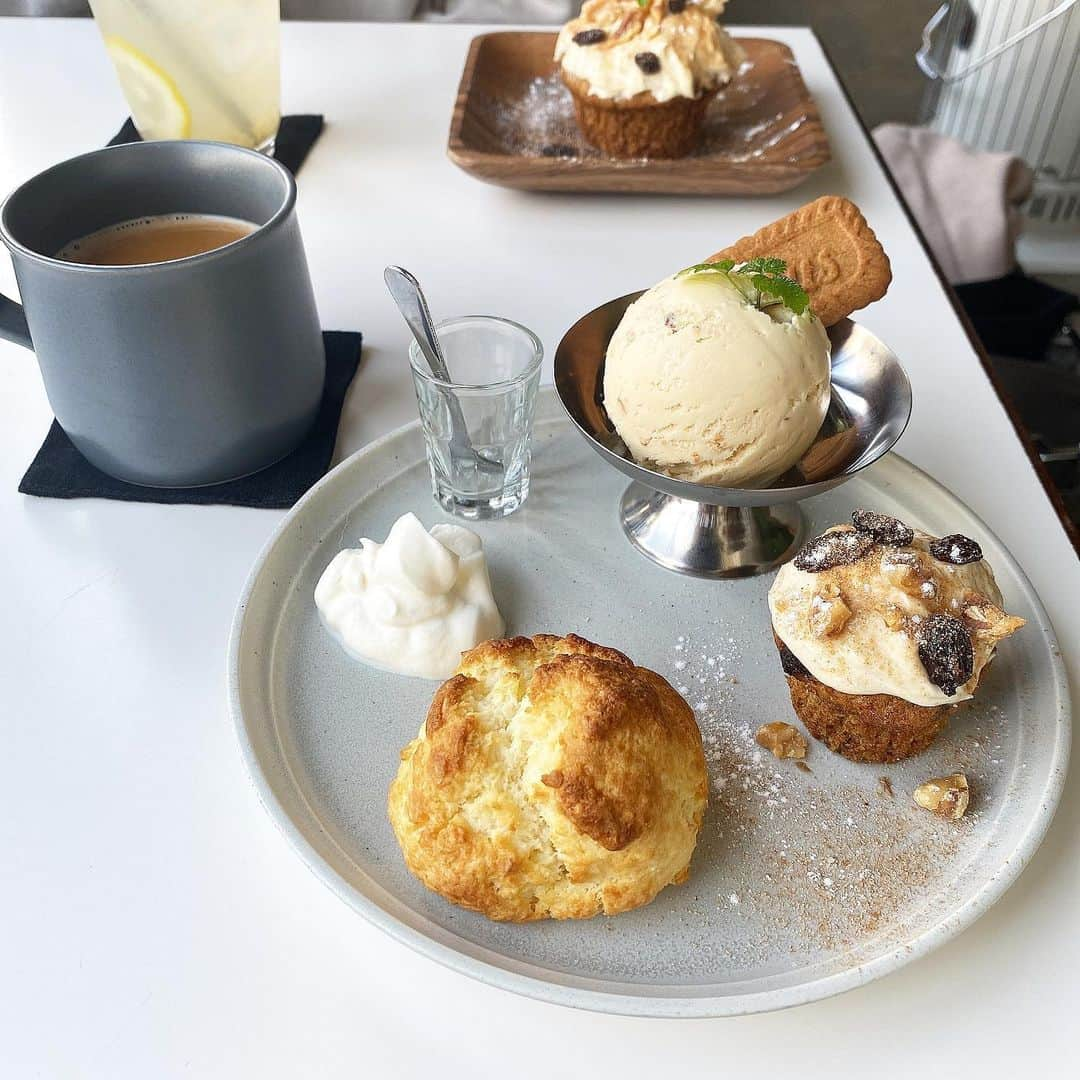 筒井愛実さんのインスタグラム写真 - (筒井愛実Instagram)「． 📍cafe room 年内最後のきーちゃんとカフェ☕️ スコーン美味しかった♡ ． casquette・earring・tops→ @grl_official  ． #grl #グレイル #プチプラコーデ #キャスケットコーデ #イヤリング #code #ootd」12月27日 8時40分 - manamin_158cm