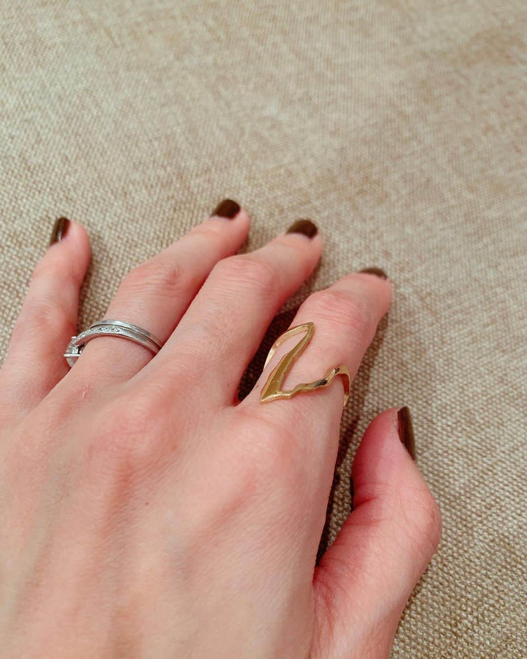 安田美沙子さんのインスタグラム写真 - (安田美沙子Instagram)「この間、友達に勧められて、気に入り過ぎて購入した指輪　@milamorejewelry 🤍🤍🤍 日本の伝統、金継ぎがテーマで、繊細さと独特な美しい曲線に惹かれて買いました。 自分が金継ぎされているイメージ。 . . . 最近何もない日は、マスカラ、リキッドライナーを使わず軽くペンシルでラインを引いておしまい。 たまには目を休めよう✨ . . . #ring #new #milamorejewelry  #florent #victimandco #greed #jewelry #金継ぎ　#japanese #beautiful #traditional」12月27日 8時34分 - yasuda_misako
