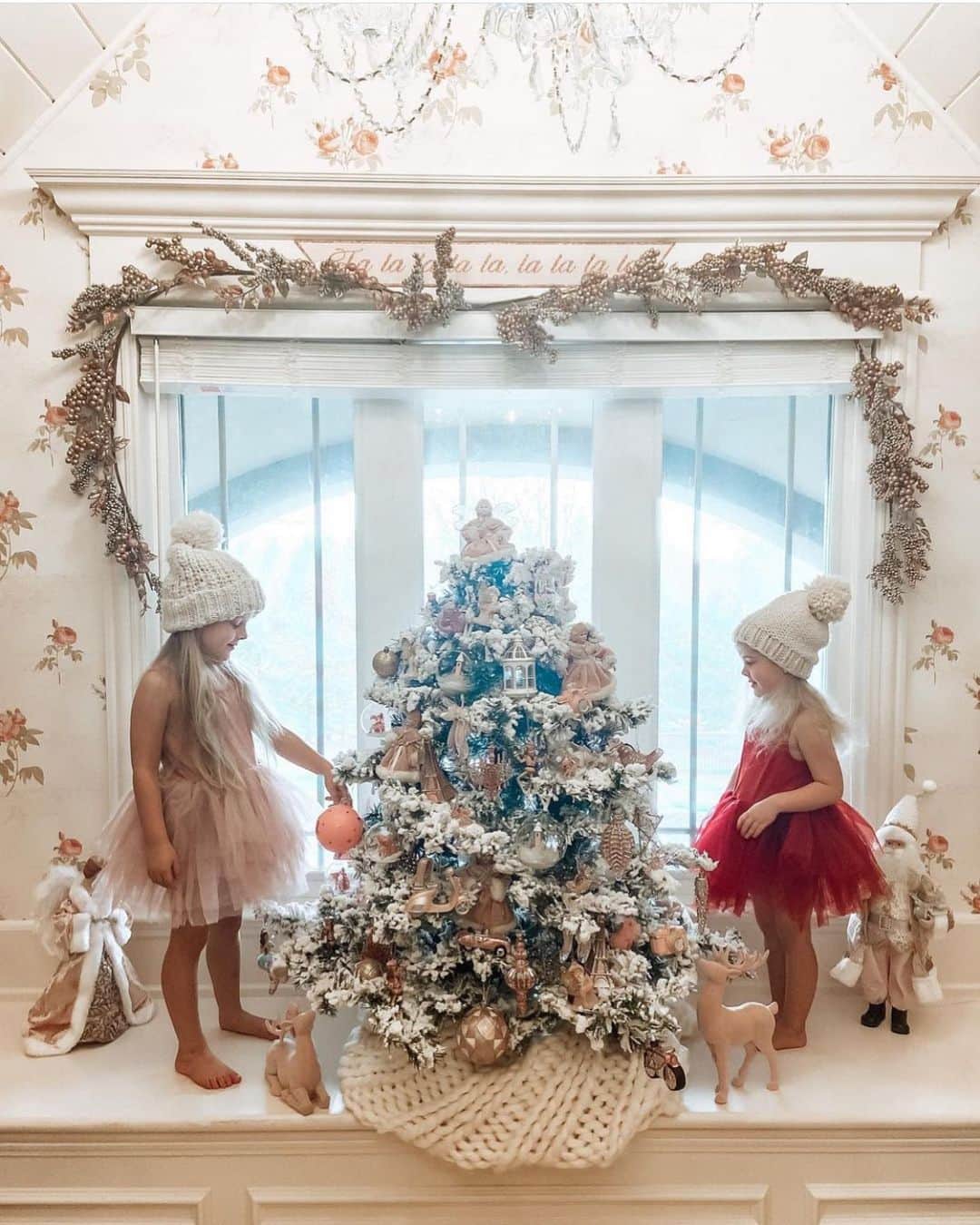 のインスタグラム：「🎄By @maggiejanediaries #kidzfashion #christmas」