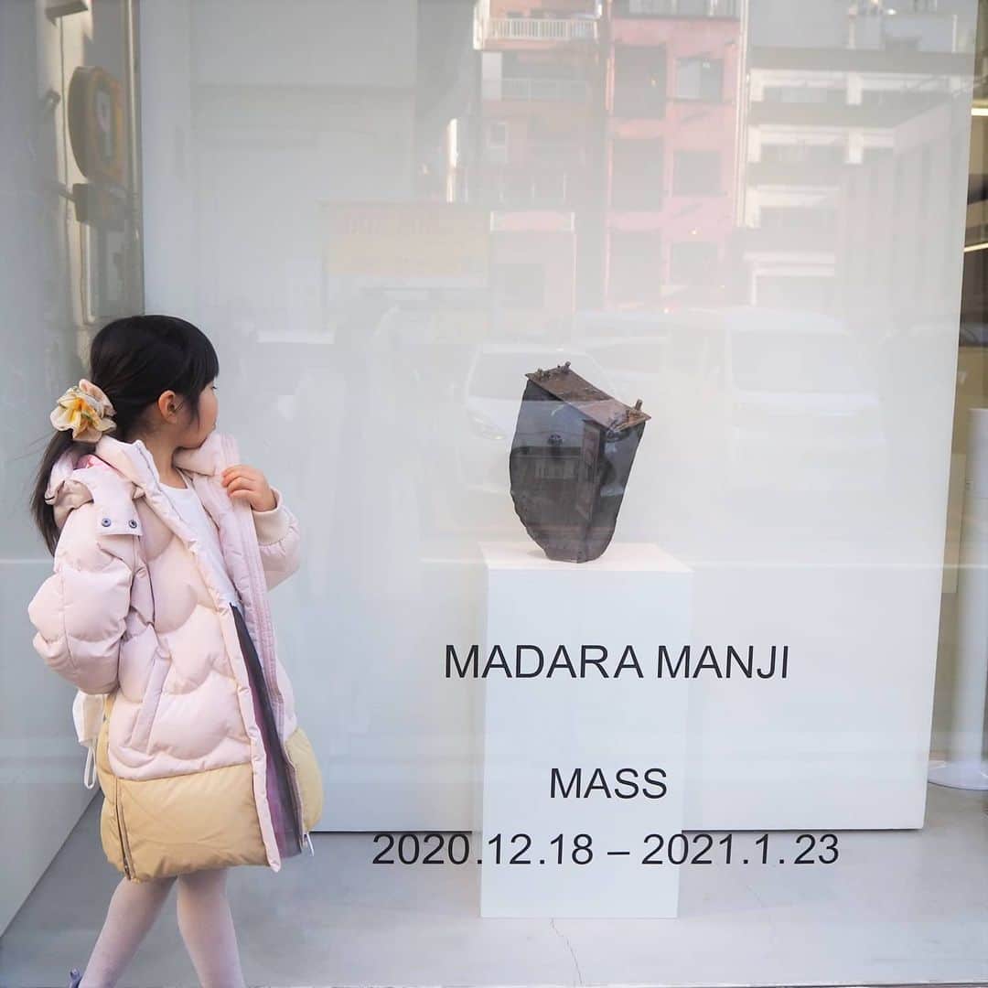 Kuboi Ayumiさんのインスタグラム写真 - (Kuboi AyumiInstagram)「マツコデラックスのテレビ番組『夜の巷を徘徊する』にも出演され、気になっていた金属彫刻作家・MADARA MANJI（まだらまんじ）さん。  先日、娘と一緒にまだらまんじさんの個展【MASS】に行ってきました。  「MASS」には密集、塊と言う意味です。 20点以上の最新作が展示されていました。  多種多様な素材の混合で出来ている作品。  主に金属素材が叩き混ぜられているのですが、真っ白の空間に並ぶちょっとしたことで倒れてしまいそうな作品を見ていると、吸い込まれてしまうような感覚に。  １階だけではなく、２階もあり、上はまたガラッと違う雰囲気を楽しめます。 まだらまんじさんが作品を作られている様子も大画面で体験できたりも。  当日はご本人もいらっしゃったので、写真撮影をお願いすると、一緒に快く撮影してくださいました。（写真撮影の時のみマスクを外しています。）  作品を一緒に見ていた娘にもよくしていただき、感動してしまいました。  年内はもう終わってしまっているのですが、年明けは１月７～２３日まで銀座のWhitestone Ginza New Galleryで開催されているそうです。 アクセスもよいので、気になる方はぜひ行ってみてください。  @madara_manji  #まだらまんじ #MADARAMANJI #彫刻 #現代アート #アート #art #artist #artwork #ホワイトストーンギャラリー #ginza #現代アート #個展　@whitestonegallery.official」12月27日 8時50分 - himekagami
