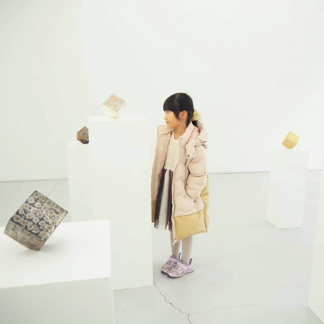Kuboi Ayumiさんのインスタグラム写真 - (Kuboi AyumiInstagram)「マツコデラックスのテレビ番組『夜の巷を徘徊する』にも出演され、気になっていた金属彫刻作家・MADARA MANJI（まだらまんじ）さん。  先日、娘と一緒にまだらまんじさんの個展【MASS】に行ってきました。  「MASS」には密集、塊と言う意味です。 20点以上の最新作が展示されていました。  多種多様な素材の混合で出来ている作品。  主に金属素材が叩き混ぜられているのですが、真っ白の空間に並ぶちょっとしたことで倒れてしまいそうな作品を見ていると、吸い込まれてしまうような感覚に。  １階だけではなく、２階もあり、上はまたガラッと違う雰囲気を楽しめます。 まだらまんじさんが作品を作られている様子も大画面で体験できたりも。  当日はご本人もいらっしゃったので、写真撮影をお願いすると、一緒に快く撮影してくださいました。（写真撮影の時のみマスクを外しています。）  作品を一緒に見ていた娘にもよくしていただき、感動してしまいました。  年内はもう終わってしまっているのですが、年明けは１月７～２３日まで銀座のWhitestone Ginza New Galleryで開催されているそうです。 アクセスもよいので、気になる方はぜひ行ってみてください。  @madara_manji  #まだらまんじ #MADARAMANJI #彫刻 #現代アート #アート #art #artist #artwork #ホワイトストーンギャラリー #ginza #現代アート #個展　@whitestonegallery.official」12月27日 8時50分 - himekagami