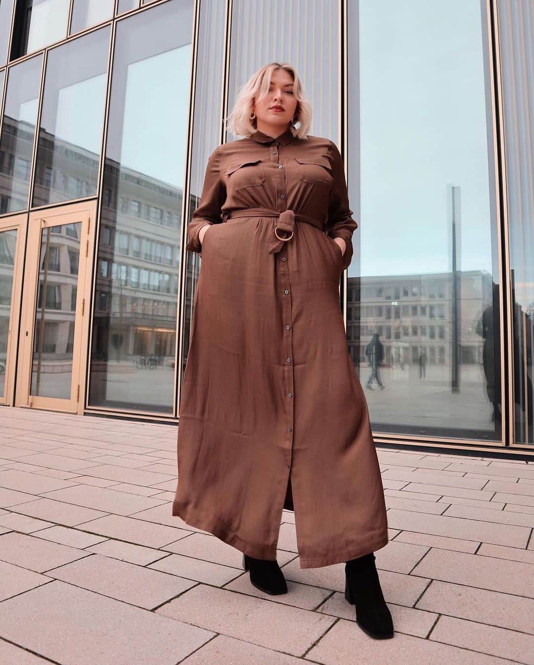Banana Republic のインスタグラム：「@sabinasadnik is slaying it in our Utility Maxi Shirt Dress. We love to see it. #ItsBanana」