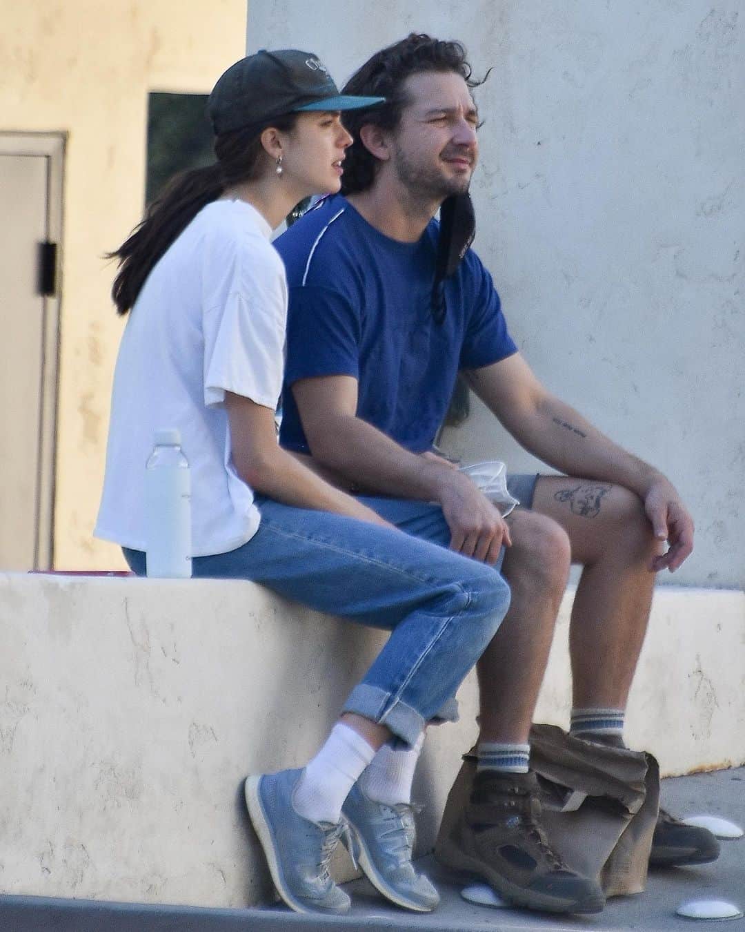 Just Jaredさんのインスタグラム写真 - (Just JaredInstagram)「Shia LaBeouf and new girlfriend Margaret Qualley were spotted on a hike and picking up lunch on Saturday afternoon. #ShiaLaBeouf #MargaretQualley Photos: Backgrid」12月27日 8時58分 - justjared