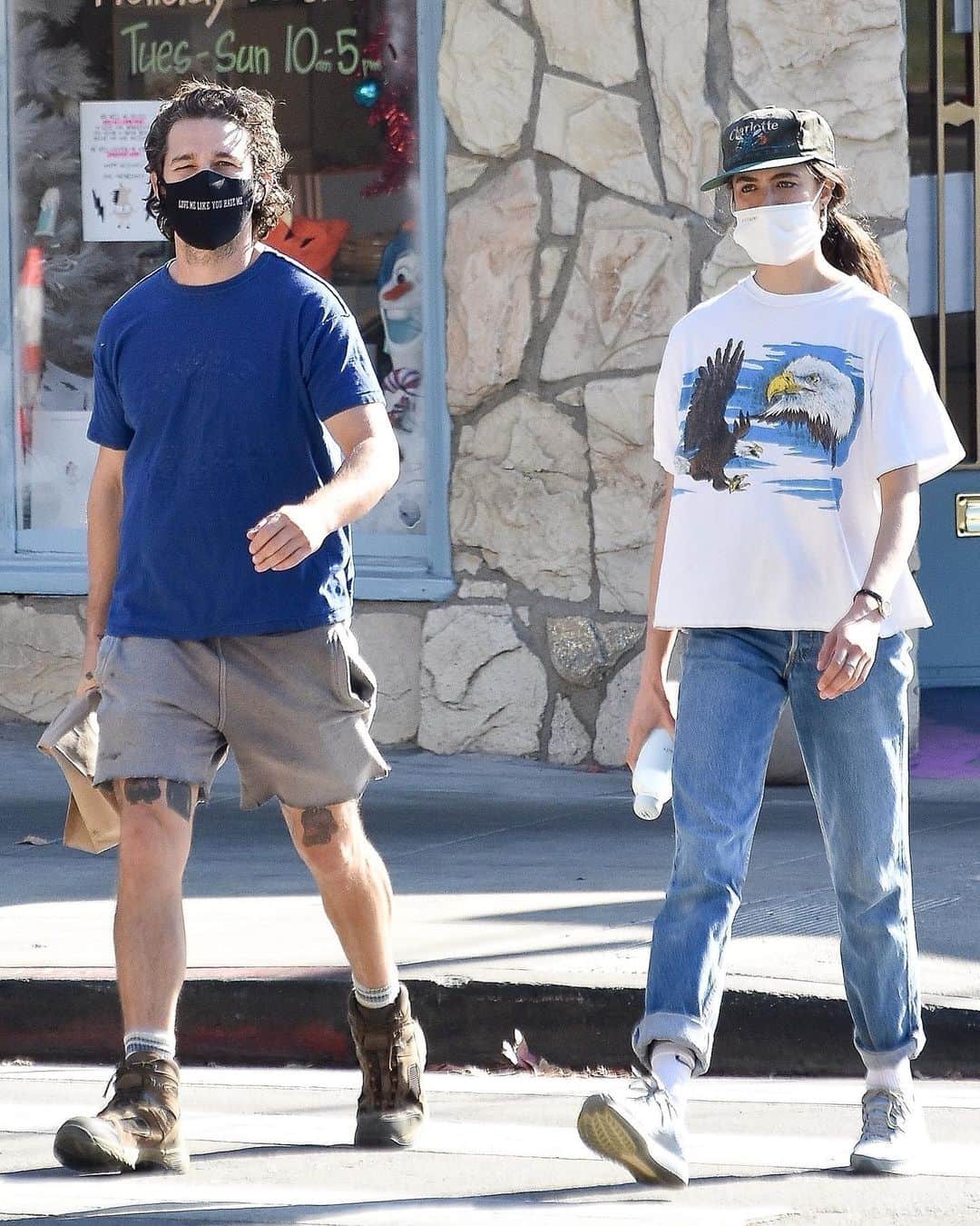Just Jaredさんのインスタグラム写真 - (Just JaredInstagram)「Shia LaBeouf and new girlfriend Margaret Qualley were spotted on a hike and picking up lunch on Saturday afternoon. #ShiaLaBeouf #MargaretQualley Photos: Backgrid」12月27日 8時58分 - justjared