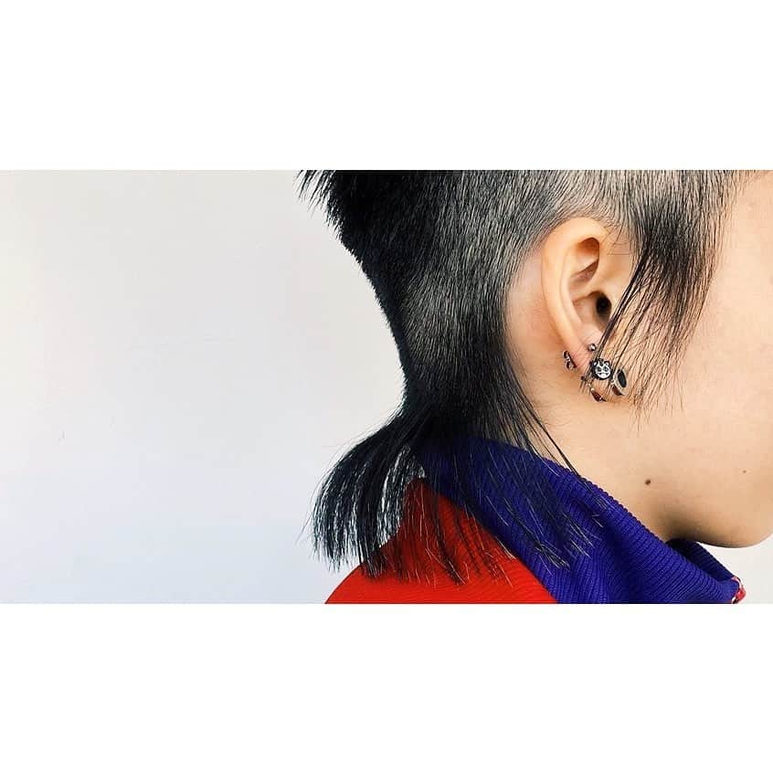 veticaのインスタグラム：「▼ vetica guest hair▼  個性を大切に。もみあげと襟足を残した「金魚ヘア」  hair 高木　@takaotakagi   #vetica #tokyo #harajuku #ladies #beauty #hair #cut #color #bleach #　#お客様ヘア」