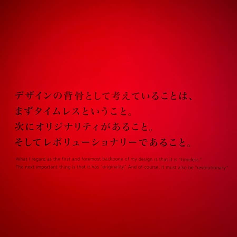 稲木ジョージのインスタグラム：「“What I regard as the first and foremost backbone of my design is that it is ‘timeless’. The next important thing is that it has ‘originality’ And of course, it must also be ‘revolutionary’” #EikoIshioka 石岡瑛子展「血が、汗が、涙がデザインできるか」を見に行ってきた🩸💦🥲 年末、ポップアップ後と体力的にも精神的にも佳境を終えたタイミングでこのショーが見れたのは、まさに自分の今に必要な言葉たちばかりだった。 彼女に比べたら、自分は足元にも及ばないけど、起業家でありクリエーターである今の自分が目指す、彼女の言葉を借りると、「私は誰か？」 ジョージにしかできない表現、デザイン、メッセージを常に意識して、自分を問い続けながら @milamorejewelry という価値を作りあげている。 「仕事しているというよりかは。ずっと長い創造の旅を続けている感覚。」とはまさにそうで、いまは数人ごく限られた人たちにしか理解されなくても、いつかは理解されることを考えて、突き進むべきだなと思う2021年。ノイズは消して、自分のビジョンを信じて😌結局、自分の可能性を狭めているのは、自分なんだなーと思った2年間でした🤫」