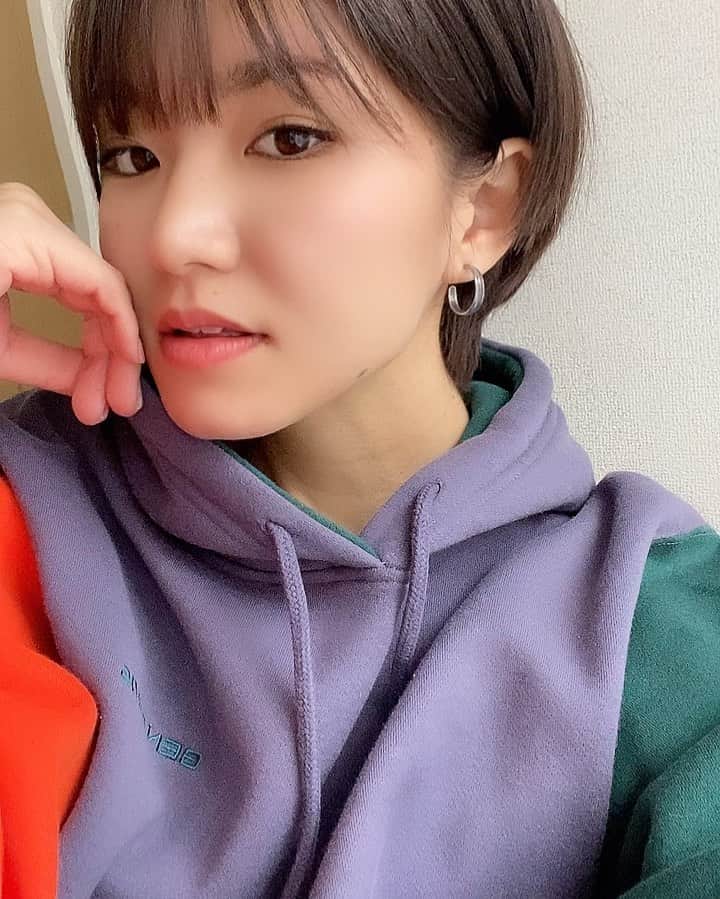 ほなみのインスタグラム：「. 今日は部屋の隅々大掃除です🧹♡ 綺麗にして新しい年を迎えよう☺︎ . 近くのスーパー閉まっちゃうから 買い出しもしなきゃ〜☺️ 皆さん良い日曜日を💕 .」