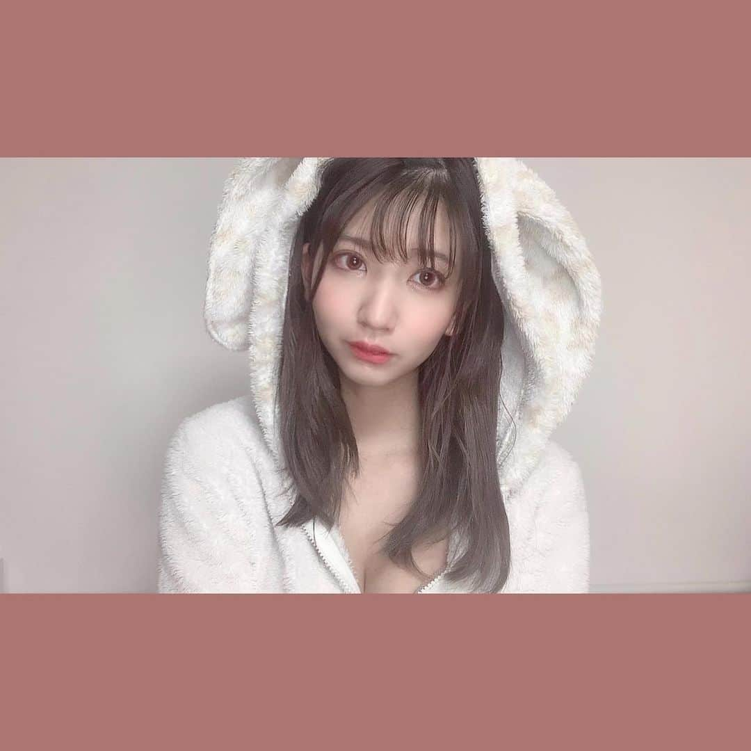 瀬口えりなのインスタグラム：「. room wear...🐰 . LED照明とフィルターをフルマックスにすると、外国のサイボーグ加工した女の人みたいになれます。笑 . 冬はずっとこの部屋着です。 . あと今年ははじめてアイスクリームケーキを仲間たちと食べました。おいしかったです💕 . #selfie#roomwear#model#dj#animesongdj#kawaii#cute#beauty#fashon#follow#f4f#部屋着#ルームウェア#モデル#icecake#アイスケーキ#sweetsgram#cosplay#sexy#followme」