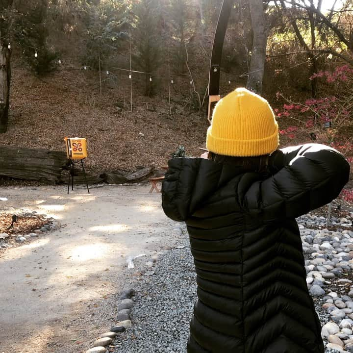 ダニエル・キャンベルのインスタグラム：「She found a new hobby🎯🎯」