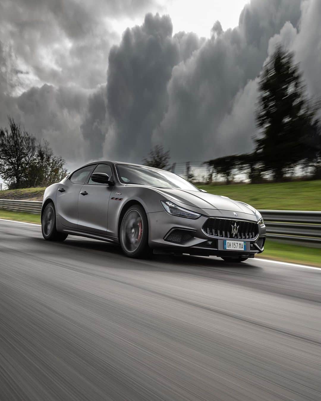 マセラティさんのインスタグラム写真 - (マセラティInstagram)「The power of thunder, the elegance of a true style icon. #MaseratiGhibliTrofeo #Maserati #TheArtOfFast」12月27日 0時17分 - maserati