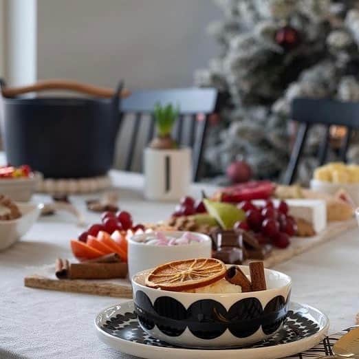 マリメッコのインスタグラム：「Time to appreciate the last breakfasts of the year and indulge in a schedule-free serene atmosphere over a delicious brunch.  ⠀⠀⠀⠀⠀⠀⠀⠀⠀ Thank you @decorbysusanna for the beautiful image. #marimekko」