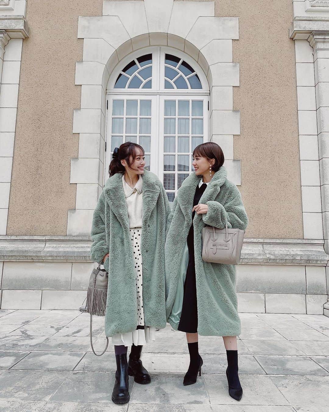 小祝麻里亜のインスタグラム：「おそろいのエコファーのコートに身を包んで、とっても温かかったぁ😍❣️❣️  以前働いていた会社でデザイナーをされていた方の新ブランド @think_fur ✨今の時代にぴったりなエシカルで優しい、心地よいブランド🌏🌱  デザインはもちろん機能性も良くって、何度もエコファーなの？と疑ってしまうくらい肌触りも良いの。びっくりしてます。出会えてよかった🙆‍♀️」