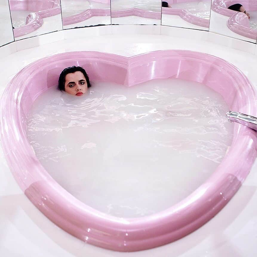 AnOther Magazineさんのインスタグラム写真 - (AnOther MagazineInstagram)「Would you trade your bathroom for this one? #SelfcareSaturday 🛁⁠⠀ ⁠⠀ 📸 by @junocalypso」12月27日 0時28分 - anothermagazine