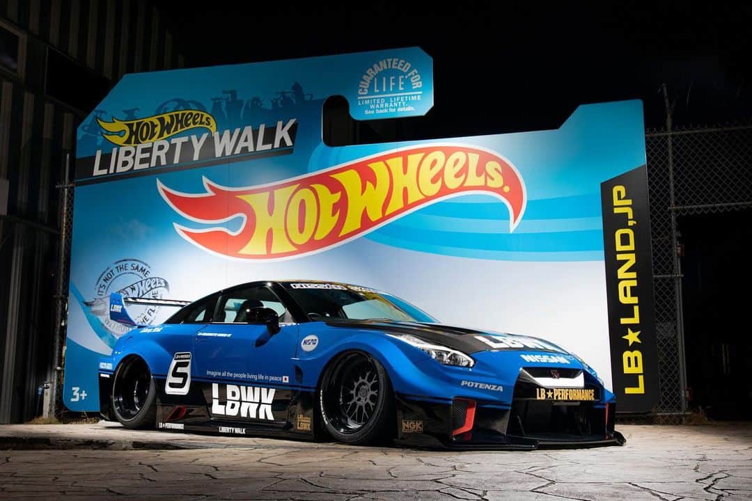 のインスタグラム：「LIBERTY WALK 　　LBWK LB★silhouette works gtr r35😊 関東のお客さんBLACK/BLUEのsilhouette works完成now🙂 @nissan@nissanjapan@hotwheels@libertywalkkato #libertywalk#nissan#nissangtr#gtr#gtr35 #bride#hotwheels#hotwheel #hotwheelssurabaya #hotwheelscustom #ltmw#widebody#stancenation#hobby #ニッサン#日産 #soherlich #fivextires #haghaghotel#r35 #tokyoautosalon#senadhow#dub#fiexhaust」
