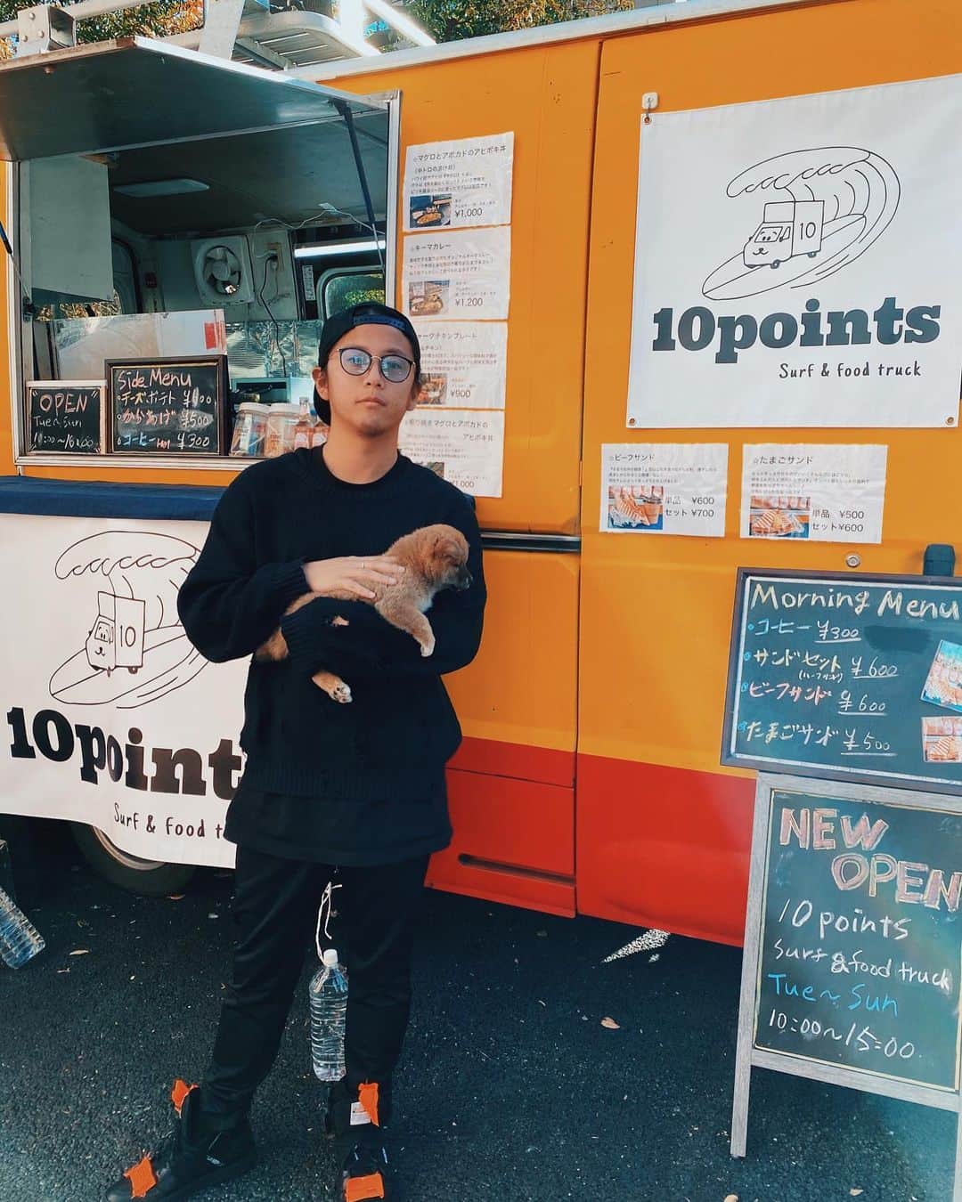 伊東大輝のインスタグラム：「こんな時期ですが、みんな元気ですかー！？🤩 10points千葉一宮店の年内営業は終了しました！ @petsalon_pinkbeach は年末年始もずっと営業してるので是非保護犬達に会いに来てください😋  さて、 @10points_truck 駒沢店ですが 今あるメニューが近々全て変わります‼️ どんなメニューになるからお楽しみに🙌🏾 こんなご時世だから旅行にも行けず楽しみがかなりインドアになってきたかと思います。 そこで皆さんが少しでも南国の気分を味わえる様にハワイに5年ほど住んでいた店長 @yuyaloha17 がゴリゴリにハワイ推しのお店にしていきます‼️🌴🌺  お楽しみに⭐️  @10points_tokyo  のフォローもお願いします☝🏾  ーーーーーーーーーーーーーーー SURF🏄🏽‍♂️ & TRUCK🚚 ーーーーーーーーーーーーーーー [火〜日] 駒沢 📍駒沢一丁目西公園 横 10:00〜16:00」