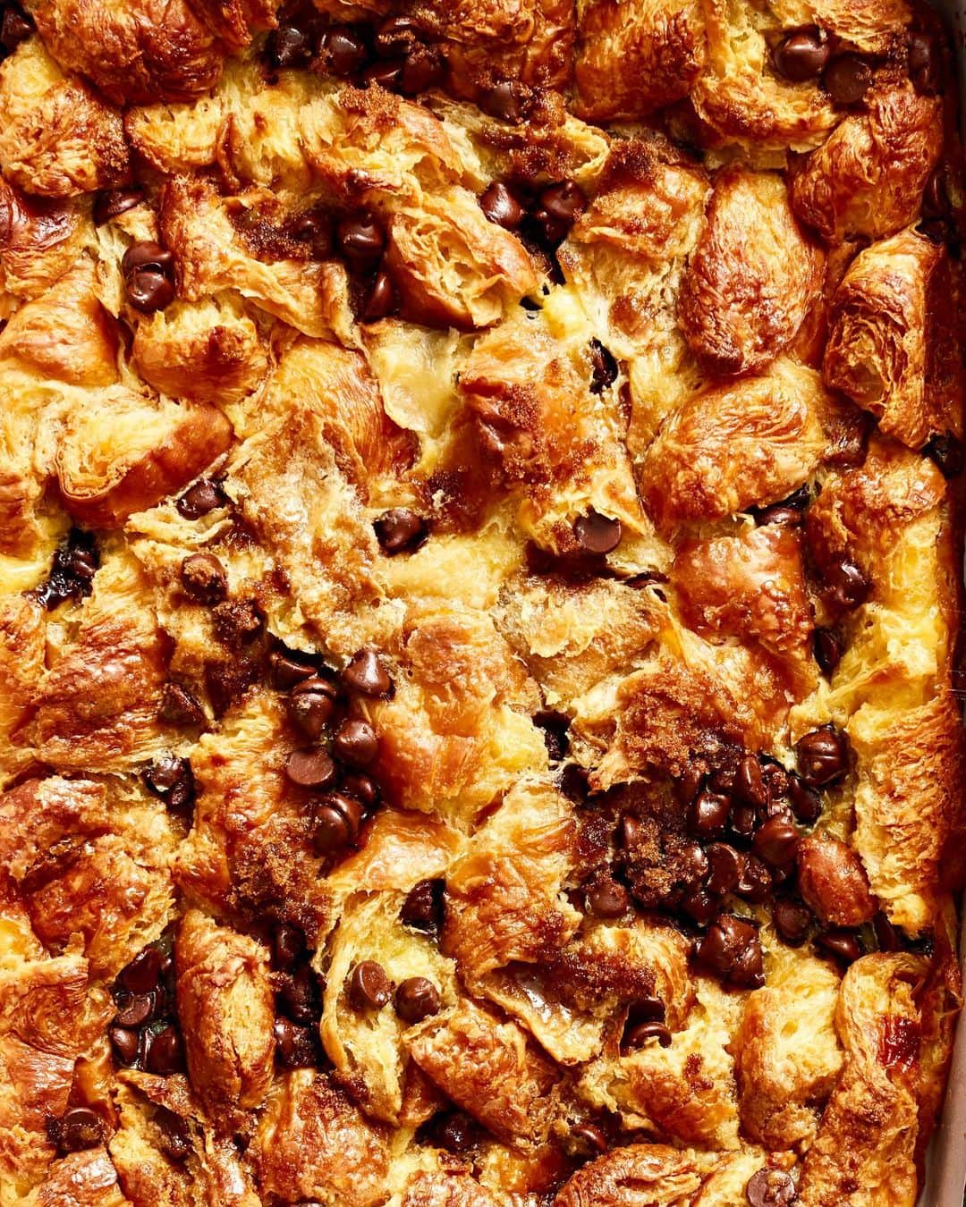 Gaby Dalkinのインスタグラム：「Living the pregnancy dream and taking everyone down with me!! (and by everyone I mean @whatsthomaseating) 🖤 don’t mind me while I swan dive into a vat of Chocolate Chip Croissant Bread Pudding!! Linked in my profile https://whatsgabycooking.com/chocolate-chip-croissant-bread-pudding/」