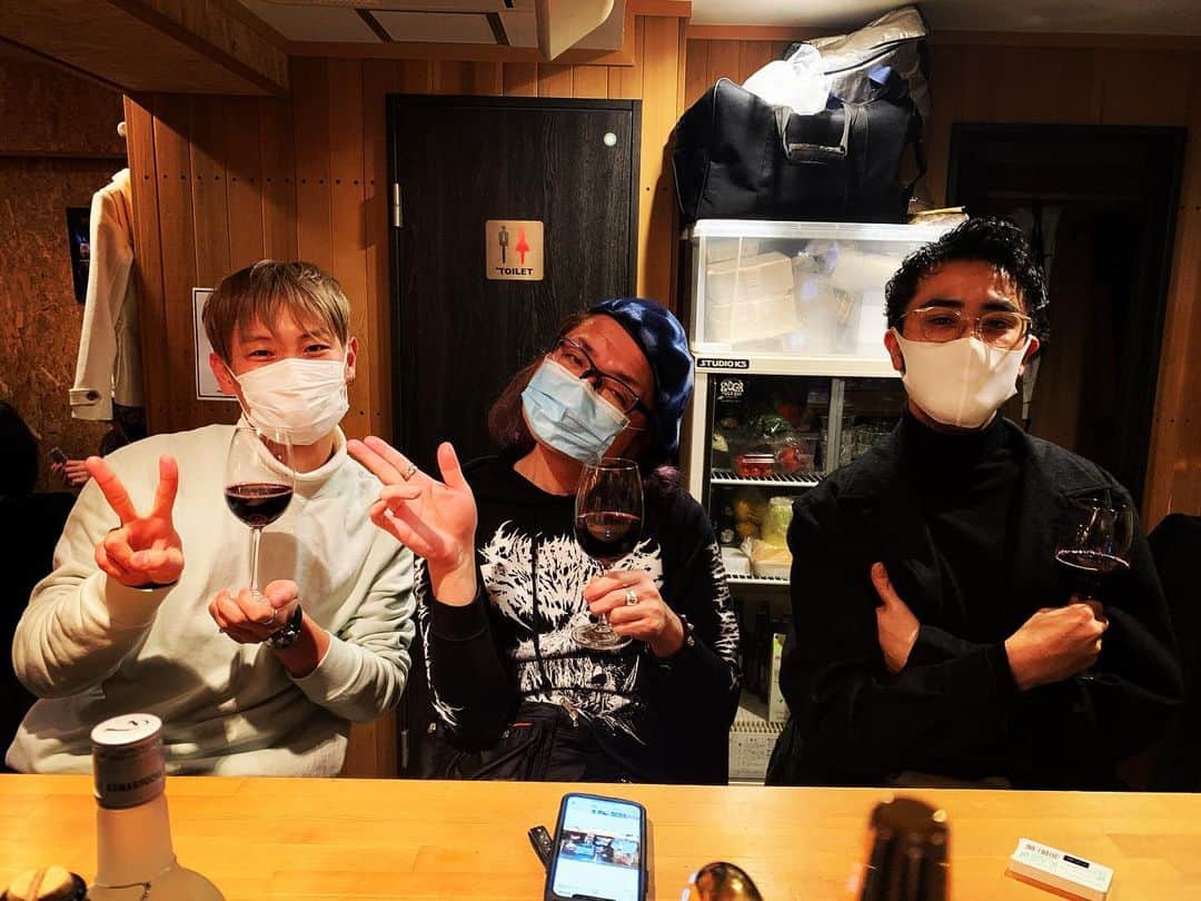 のインスタグラム：「今夜はディスタンスを保って、古閑さん、フレンズの塁くんと。 音楽の話って聞いてるだけで楽しい…。  明日、Benthamの無観客配信ライブお楽しみに！  Stay tuned for Bentham's live stream👇 https://www.youtube.com/watch?v=hOvMjAhCR5E&feature=youtu.be  #Bentham #フレンズ #KOGA #塁くんとのダイエットトークが何よりも最高でした」