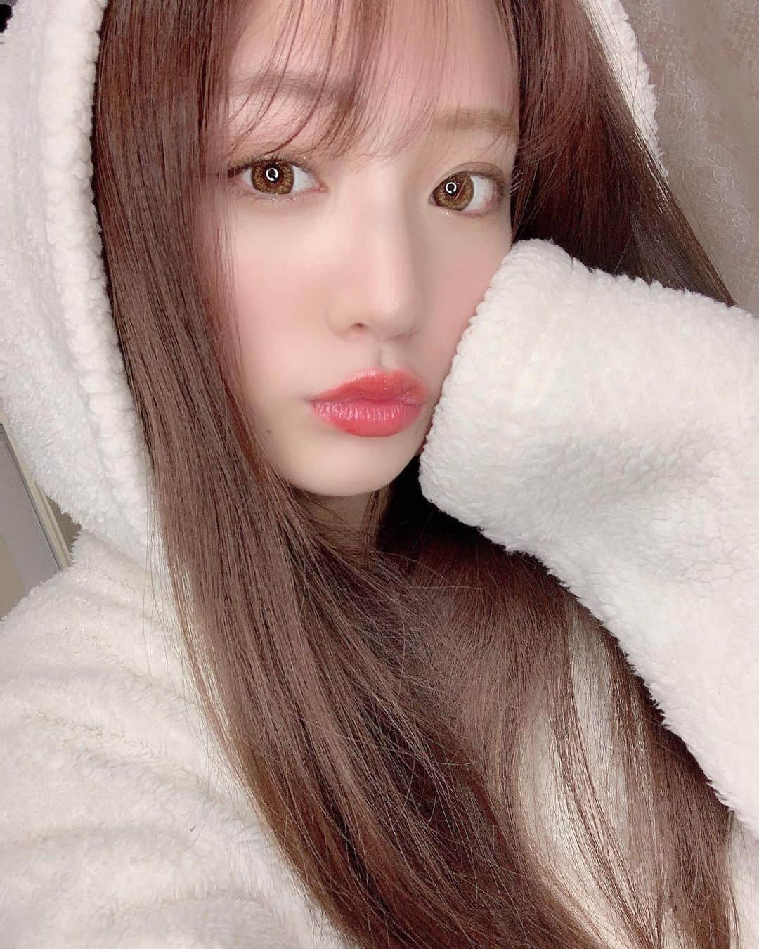 志田友美（ゆうみん）のインスタグラム：「最近のクレンジング🤍 デザインが大好きな水色だしジェルクレンジングで洗い上がりさっぱりだけど保湿される🌈🌈 ㅤㅤㅤㅤㅤㅤㅤㅤㅤㅤㅤㅤㅤ #aoicoco#クレンジング#AoiCocoハイドロエアークレンジング#アオイココ#メイク落とし#instabeauty#pr#skincare」