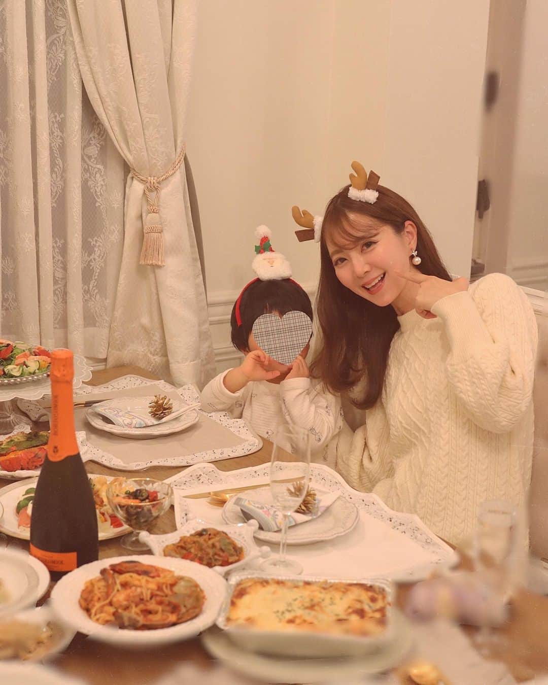 中田絵里奈さんのインスタグラム写真 - (中田絵里奈Instagram)「. 1日遅れのXmas party 🥂🎄 家族で色々持ち寄って🍽 のんびり飲んで食べて笑って楽しかった😆 大変な一年だったけどこうしてみんな元気に過ごせることに感謝しなくては…♡ . 私は久しぶりに食べ過ぎて 夜中になってもまだお腹いっぱい🥲 . #おうちクリスマス」12月27日 0時49分 - erinanakata