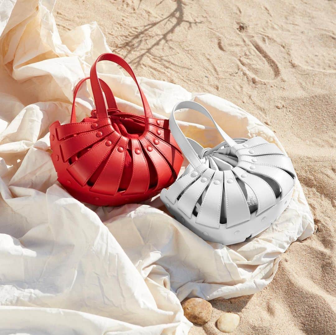 Saks Fifth Avenueのインスタグラム：「HANDBAG HEROES: Everything is better with @bottegaveneta. The label's latest Shell bags prove us right. #SaksStyle.」