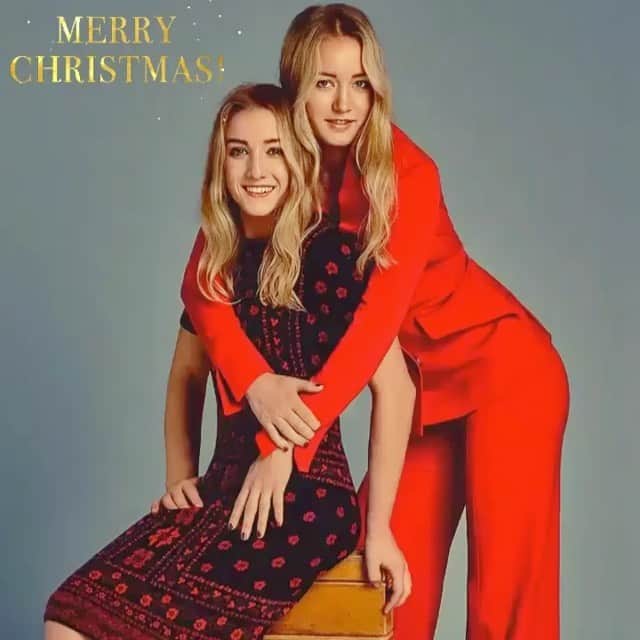 リーケ・ウェイファースのインスタグラム：「Another Christmas day together #doublethejoy ♥️♥️ Hope you enjoy your days as much as we do! I love to bake, cook, eat, have a walk in the forest, take a bath, read, watch movies and connect with my loved ones✨ What do you enjoy most these days?🤍」