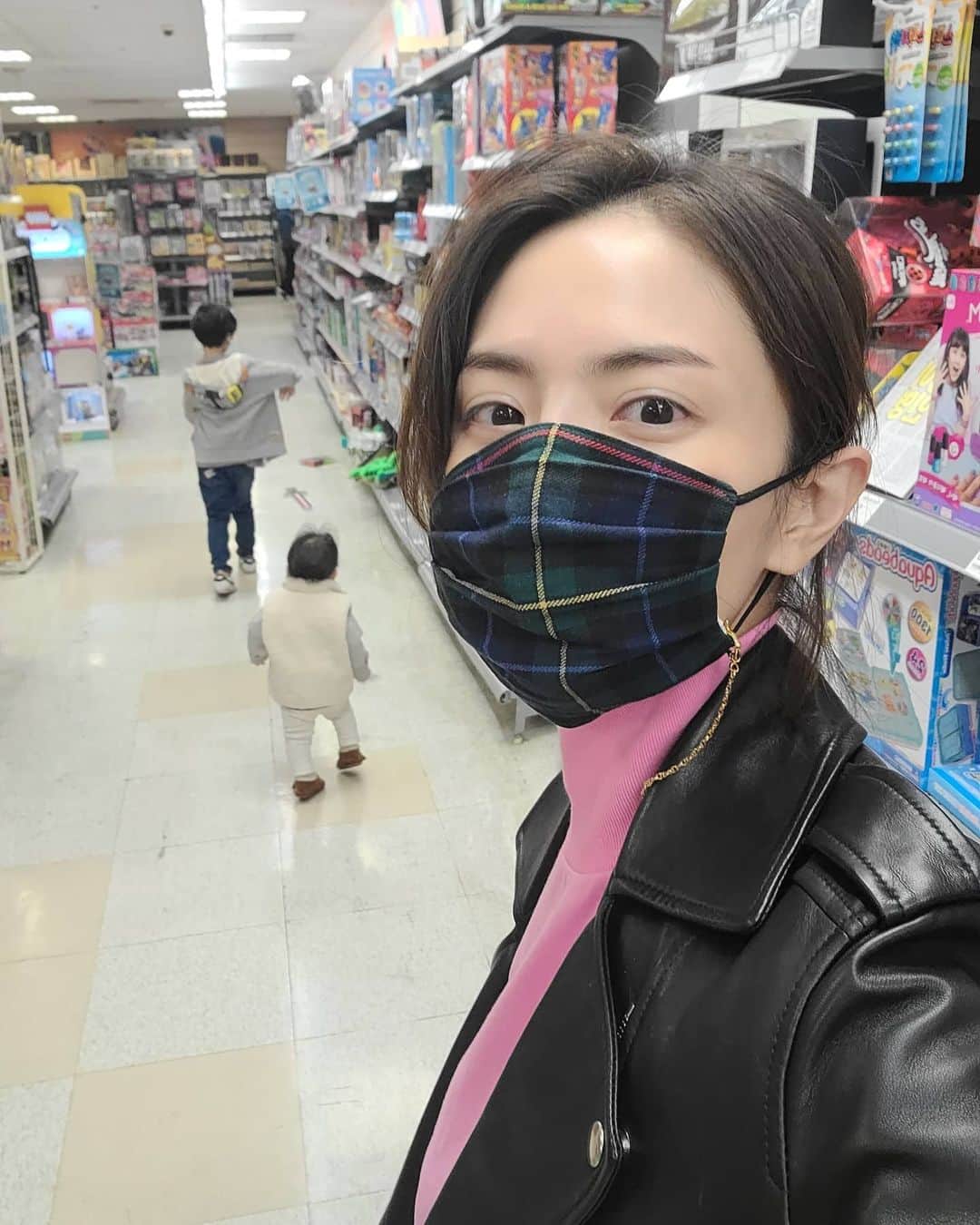 ユ・ハナのインスタグラム：「잘해내야지 엄마니까  어떤 순간에도 니네를 위해서라면 무슨 일이든 할 수 있어   긴장하며 마트장보기를 무사히 끝냄  하나보단 둘은 시간도 정신도 두배로 더 필요로 하지  그래도 나는 니네가 있어서 너무 좋아 오늘도 생각했어 니네를 위해서 잘 살아보겠다고  빡침은 1 행복은 9 인걸 뭐🤣」