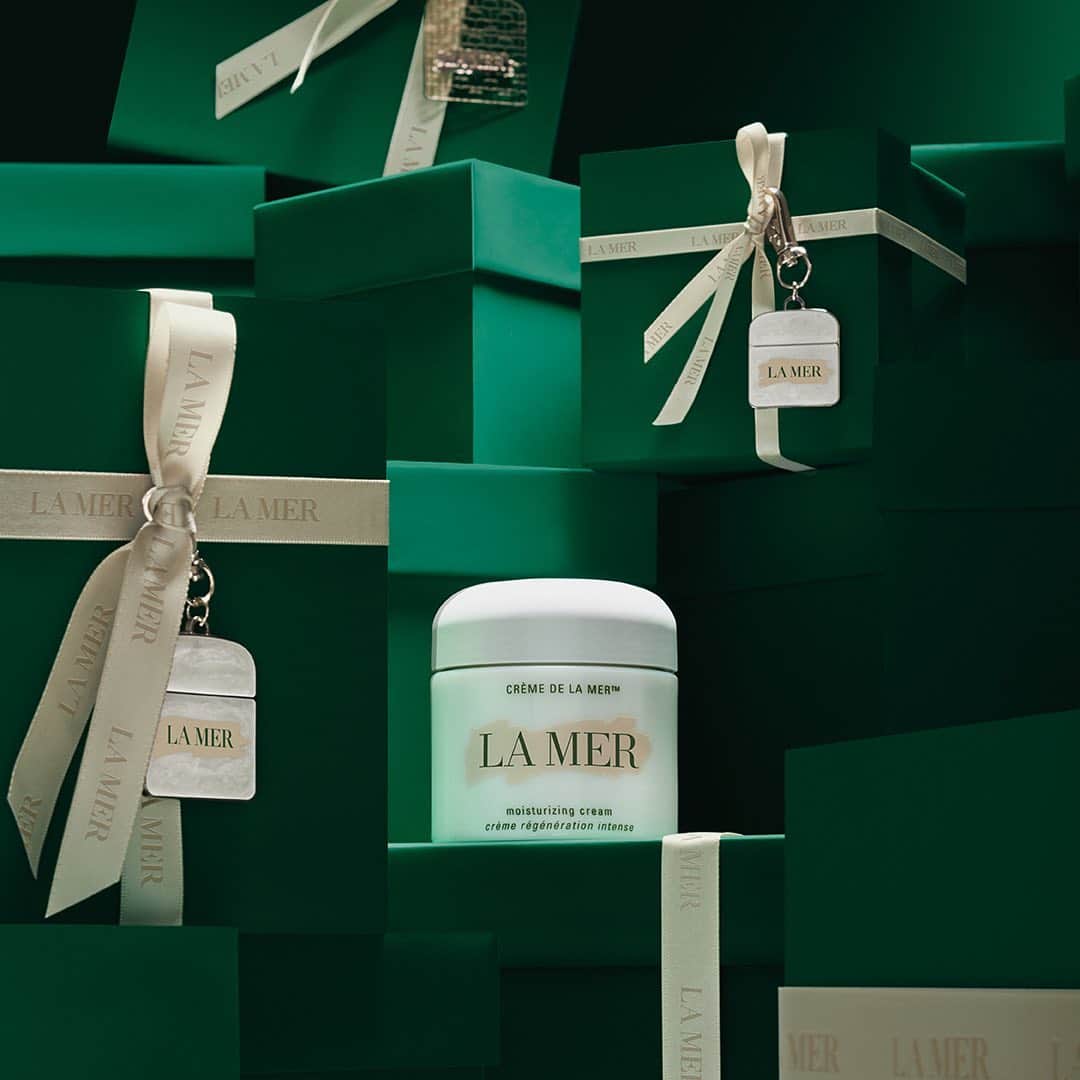 ドゥラメールのインスタグラム：「The magic of a little green box.」