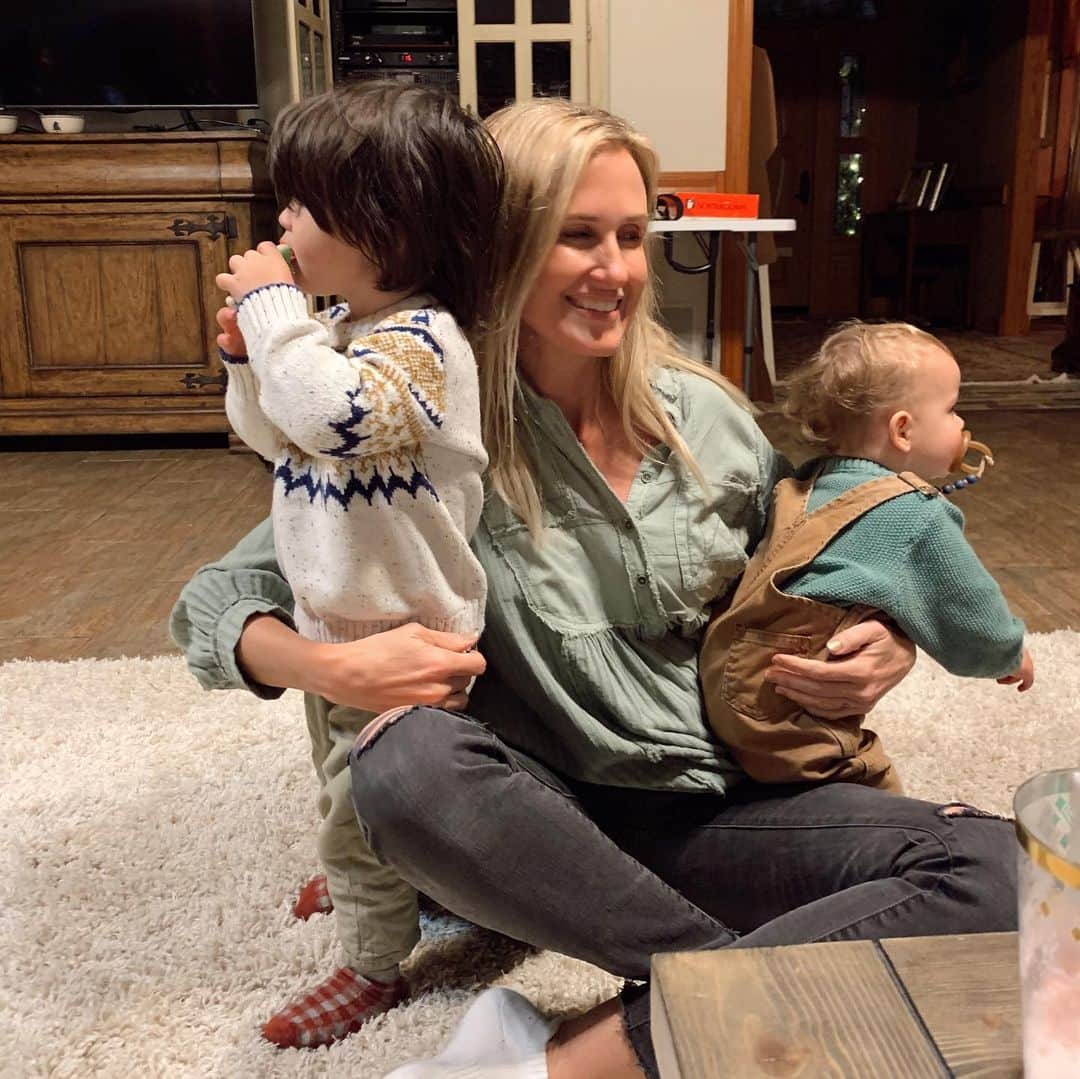 コリー・ロバートソンのインスタグラム：「All the attempts at a pic with both my grandsons this Christmas 😂 finally just went with one at a time. Next year there will be 4!!🤗 I love these cuties!! ❤️💚#merrychristmas」