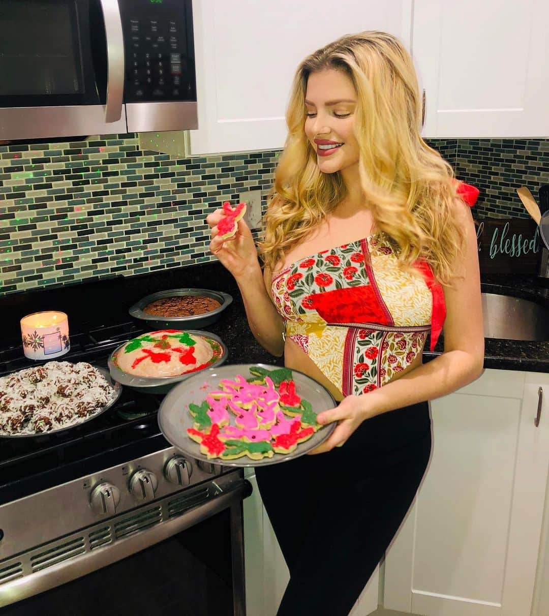 Stephanie Brantonさんのインスタグラム写真 - (Stephanie BrantonInstagram)「Baked some yummy cookies to leave out for Santa! I was naughty this year so I had to do all I could do to make it up to him 😜🍪🥛🎅❤️」12月27日 0時51分 - missstephaniebranton