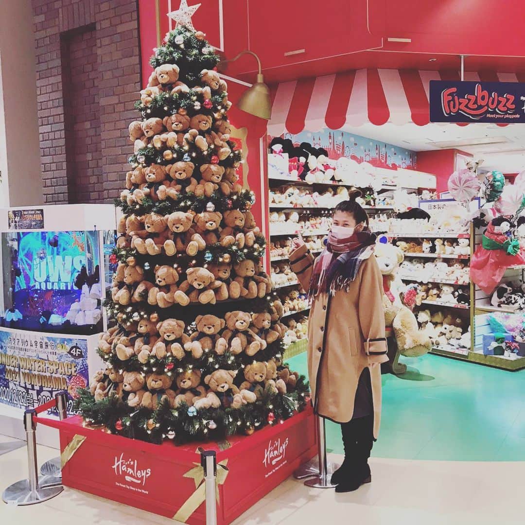 小阪有花（小阪由佳）のインスタグラム：「桜木町ワールドポーターズ、入ってさっそくクマツリーが可愛かった🌲🐻  #クリスマス #ツリー巡り #ワールドポーターズ クマツリー」