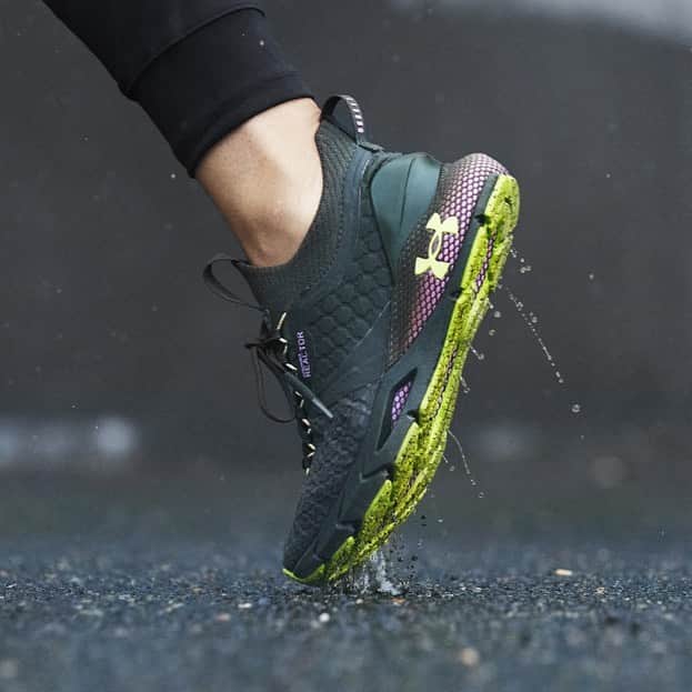 Under Armourさんのインスタグラム写真 - (Under ArmourInstagram)「Our #UAHOVRPhantom2 ColdGear Reactor keeps your feet warm & dry with its ColdGear® Reactor insulation. Hit link in bio to stay winter-ready on your runs.」12月27日 1時00分 - underarmour