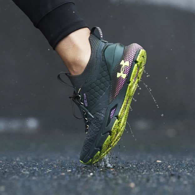 Under Armourのインスタグラム：「Our #UAHOVRPhantom2 ColdGear Reactor keeps your feet warm & dry with its ColdGear® Reactor insulation. Hit link in bio to stay winter-ready on your runs.」
