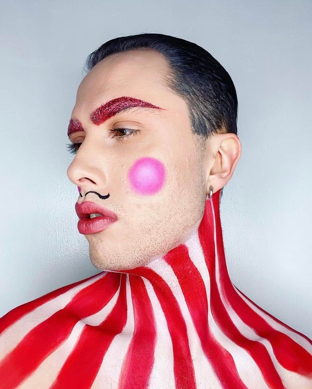 M·A·C Cosmetics UK & Irelandさんのインスタグラム写真 - (M·A·C Cosmetics UK & IrelandInstagram)「*When you’ve been playing with your M·A·C makeup and someone wants to Facetime*⁠ ⁠ 🍬🍭Candy cane vibes from @jesperlindgren @macproberlin  ⁠ SHOW us your looks 📸⁠ #MACCosmeticsUK #MACCosmetics #MACMakeup #MACChristmas⁠」12月27日 1時01分 - maccosmeticsuk