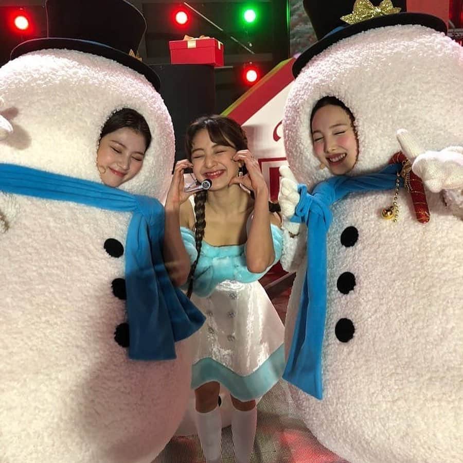Vogue Taiwan Officialさんのインスタグラム写真 - (Vogue Taiwan OfficialInstagram)「#VogueCeleb 雖然聖誕節過了，但想放假的心情還持續著呀✨✨IU、Jennie、Lisa 往後滑還有TWICE成員超可愛裝扮祝大家Happy Holidays   #iu #jennie #jennieblackpink #lisa #lisablackpink    🖊#innachouchou」12月27日 1時01分 - voguetaiwan