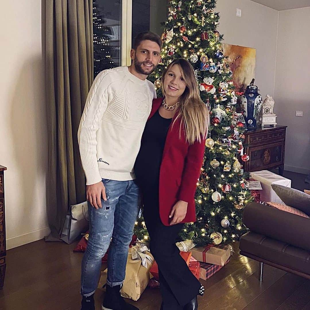 USサッスオーロ・カルチョさんのインスタグラム写真 - (USサッスオーロ・カルチョInstagram)「Fiocco azzurro in casa Sassuolo: benvenuto Nicolò #Berardi 🖤💚  Congratulazioni a mamma Francesca e a papà Domenico 🥰   #ForzaSasol」12月27日 1時01分 - sassuolocalcio