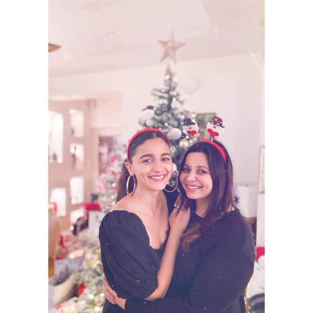 アリア・バットのインスタグラム：「merry merry everything & a happy happy always🎄☀️」