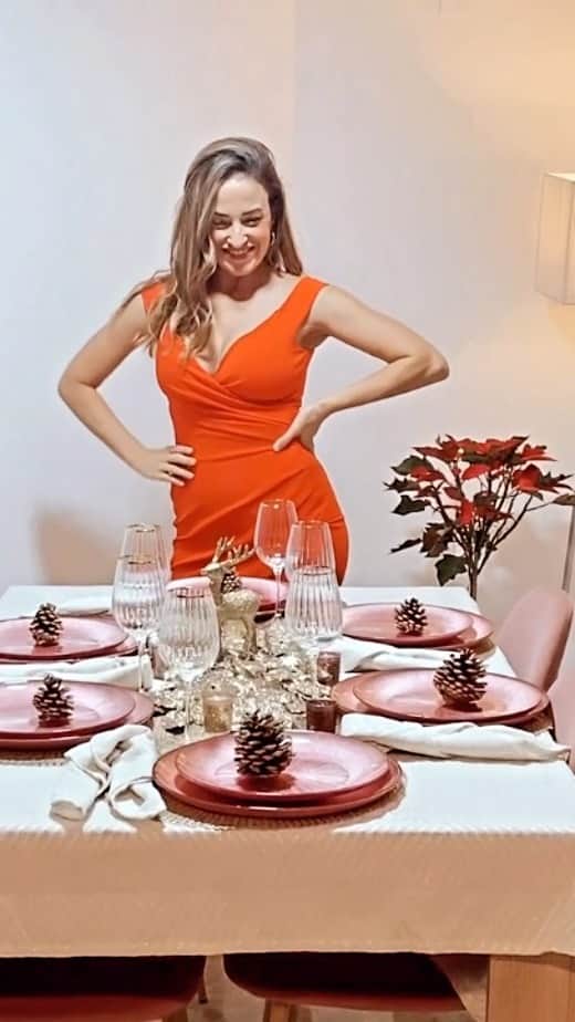 ジェマ・マリンのインスタグラム：「How was your Christmas’s  Eve??? 🎄 We had to separate because we were more than 6 people 🥴 It’s was nice, and I loved my table set up, but I think that when you aren’t with your family, doens’t feel like Christmas Eve.. just like one more night 😢  @maisonsdumonde_es 😍 #christmas #navidades2020 #tablesetup #familyislove   Como fue Noche Buena??🎄 Nosotros nos separamos porque éramos más de 6, lo pasamos bien y me encantó como quedó la decoración de mi mesa, pero que os voy a decir, para mi cuando no está la familia junta no lo siento como Noche Buena... lo siento como una noche más 😥」