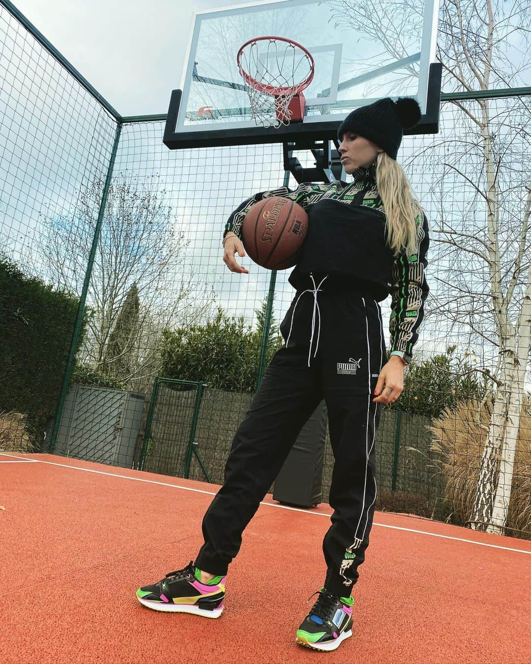 ソフィア・バルビのインスタグラム：「🏀 🏀 dándole clases a @luissuarez9 🏀🏀」