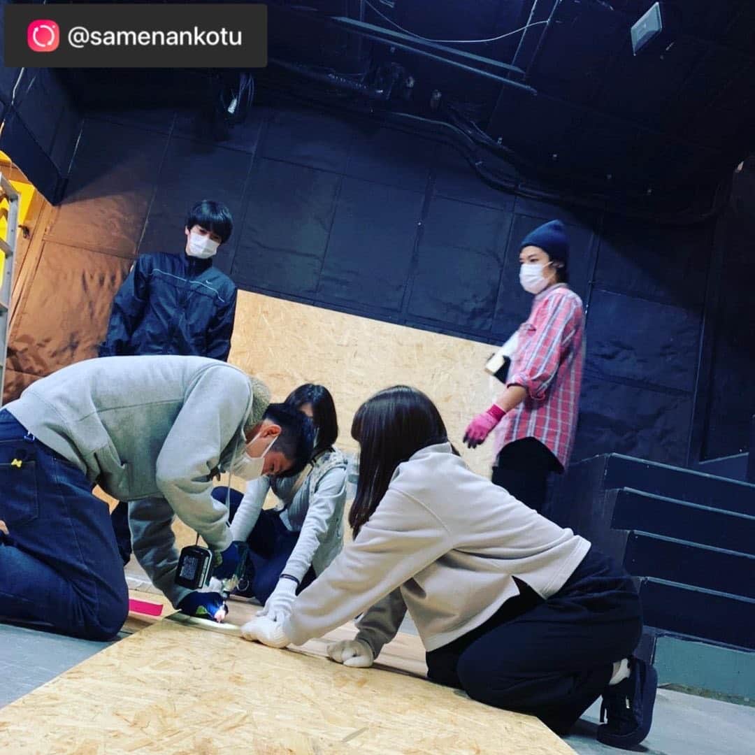 旭桃果のインスタグラム：「repost from @samenankotu   キャストと演出と山本さんだけで、舞台を作りあげました！ みんなクタクタでした😊 残り2日。  #劇団鮫軟骨  #明けない夜がありました」