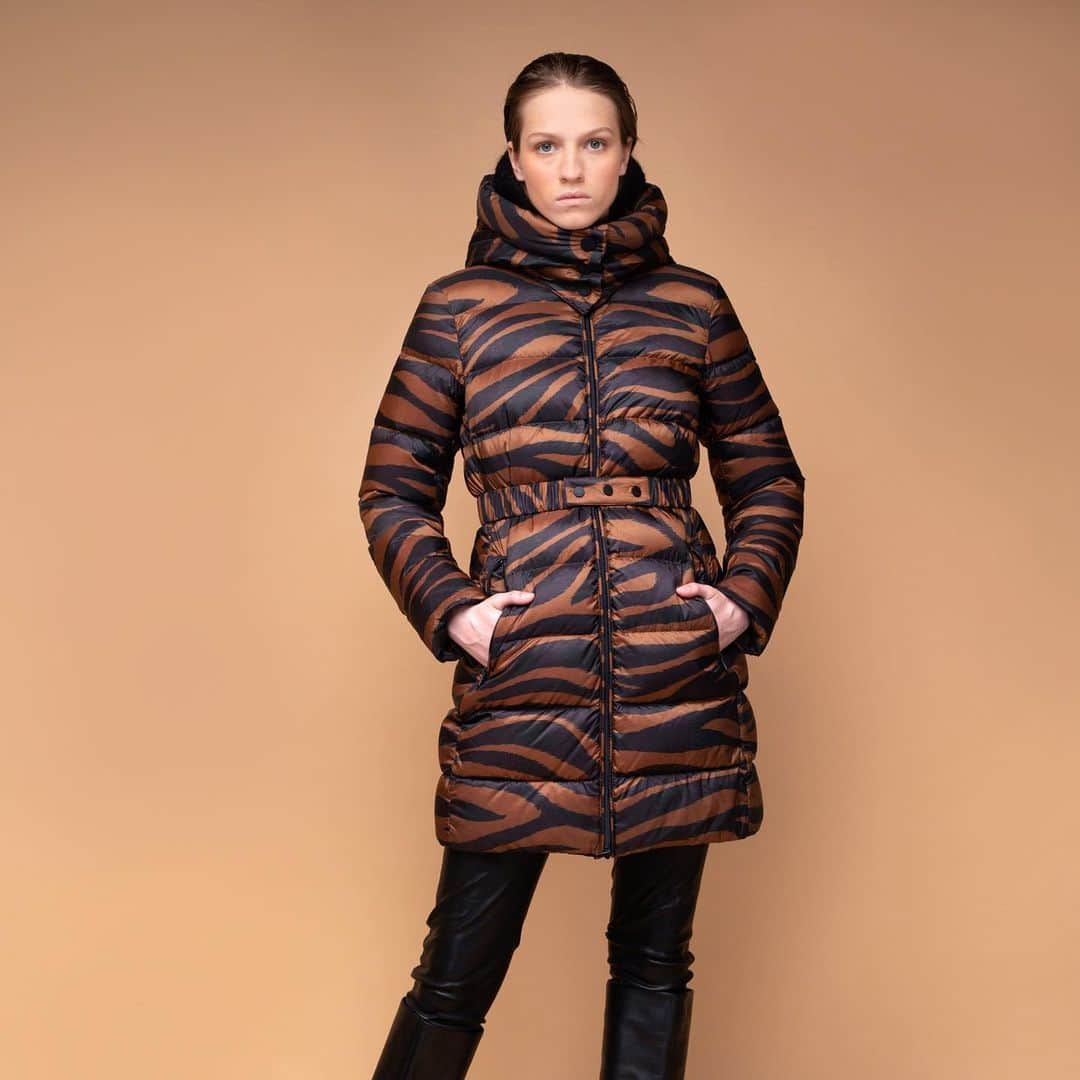 ジェオスピリットのインスタグラム：「LODOLITE PRINT • Geospirit 4Elements #fire #water #air #earth #geospirit #fallwinter2020 #newcollection #fashion #fw20 #womancollection #fw20lookbook #winterjackets #geospirit4elements」