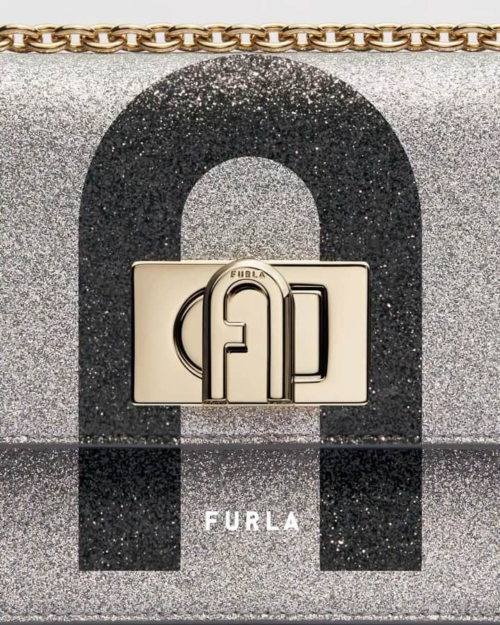 フルラのインスタグラム：「Calling all the shiny Furla 1927… Wishing you Happy Holidays!  #thefurlasociety #furlafeeling #furlagift #newcollection #furla #accessories #fashion」